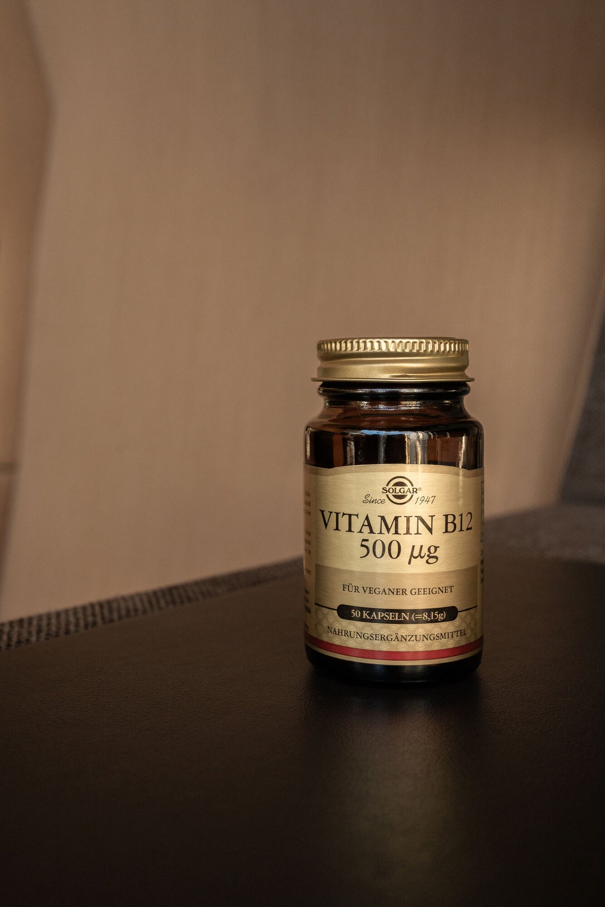 Solgar Vitamin B12 Bottle auf einem Tisch